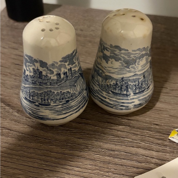 Vintage England Salt & Pepper Shakers - Picture 5 of 7